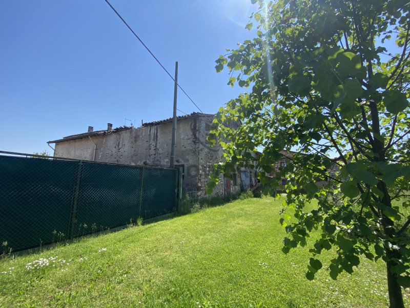 Scopri questo affascinante rustico situato nel comune di Malo, nella pittoresca zona di Molina. Q...