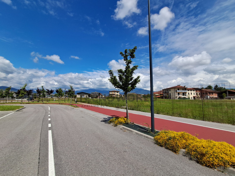 Scopri il tuo nuovo rifugio in questo splendido appartamento quadrilocale situato nella prima per...