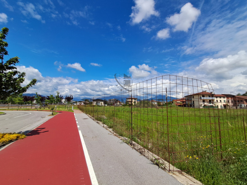 Scopri il tuo nuovo rifugio in questo splendido appartamento quadrilocale situato nella prima per...
