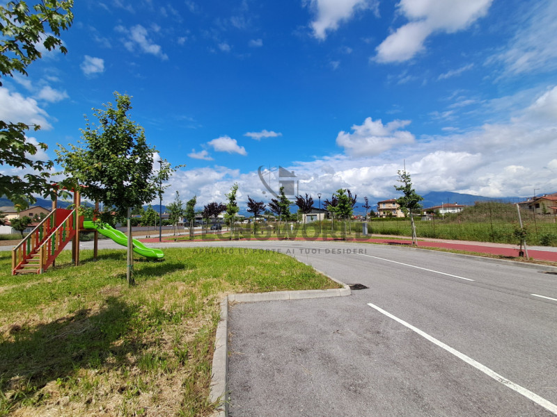 Scopri il tuo nuovo rifugio in questo splendido appartamento quadrilocale situato nella prima per...