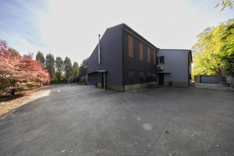 Proponiamo in vendita affascinante abitazione situata a Monselice, frutto di un sapiente recupero...