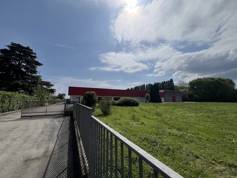 NOVENTA PADOVANA - NOVENTANA Classe energetica "non soggetto".
Proponiamo in vendita un capannone...