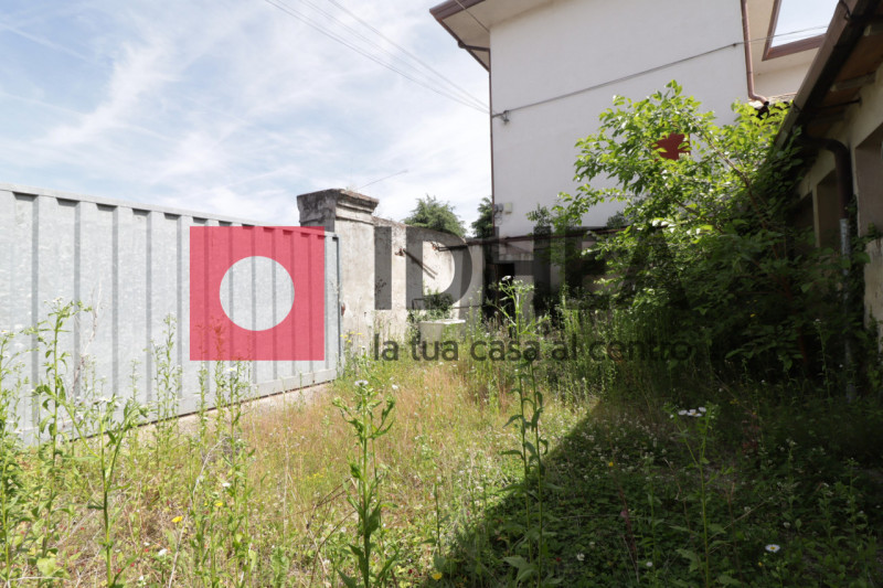 SIGNORESSA(TV)- "RIF: AVSG1"

L'agenzia immobiliare IDHEA ha il piacere di proporvi in esclusiva ...