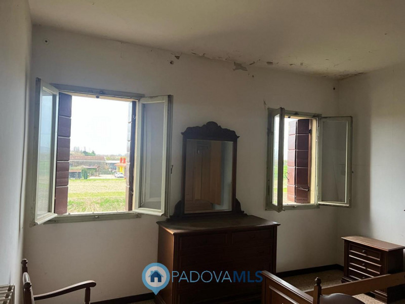 Immobile in esclusiva al Gruppo Padova MLS
Vendesi a Pernumia, casa accostata su due livelli, in ...