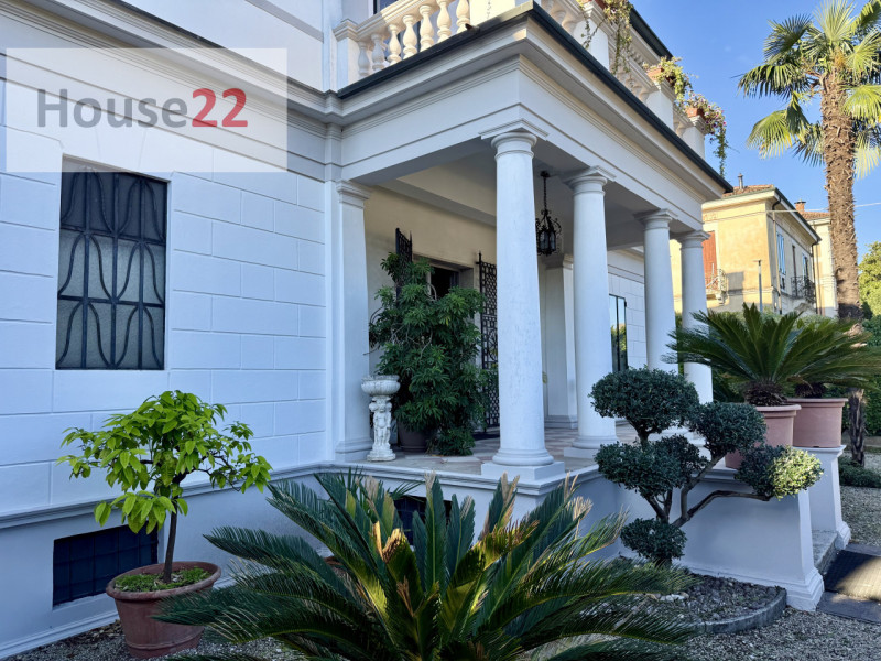 VICENZA CENTRO. Straordinaria VILLA in stile Neo Classico situata nel cuore di Vicenza, nella pre...