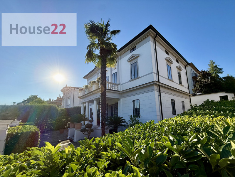 VICENZA CENTRO. Straordinaria VILLA in stile Neo Classico situata nel cuore di Vicenza, nella pre...