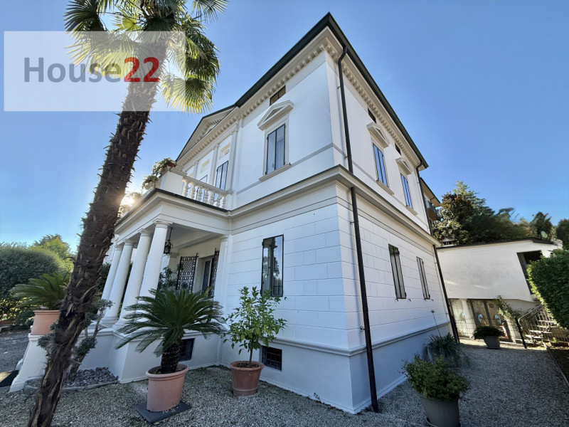 VICENZA CENTRO. Straordinaria VILLA in stile Neo Classico situata nel cuore di Vicenza, nella pre...