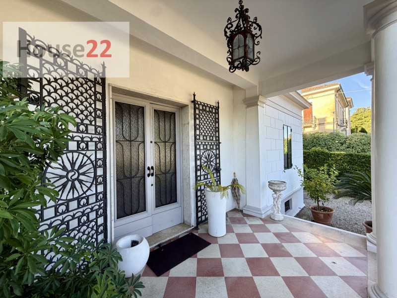VICENZA CENTRO. Straordinaria VILLA in stile Neo Classico situata nel cuore di Vicenza, nella pre...