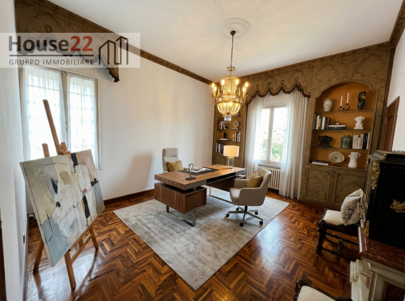 VICENZA CENTRO. Straordinaria VILLA in stile Neo Classico situata nel cuore di Vicenza, nella pre...