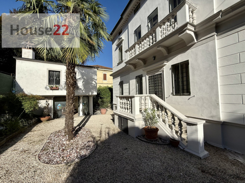 VICENZA CENTRO. Straordinaria VILLA in stile Neo Classico situata nel cuore di Vicenza, nella pre...