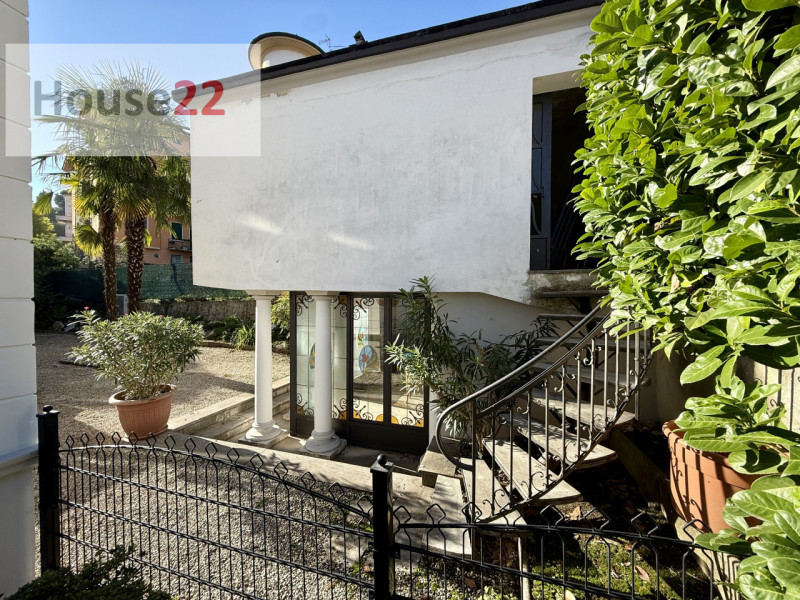 VICENZA CENTRO. Straordinaria VILLA in stile Neo Classico situata nel cuore di Vicenza, nella pre...