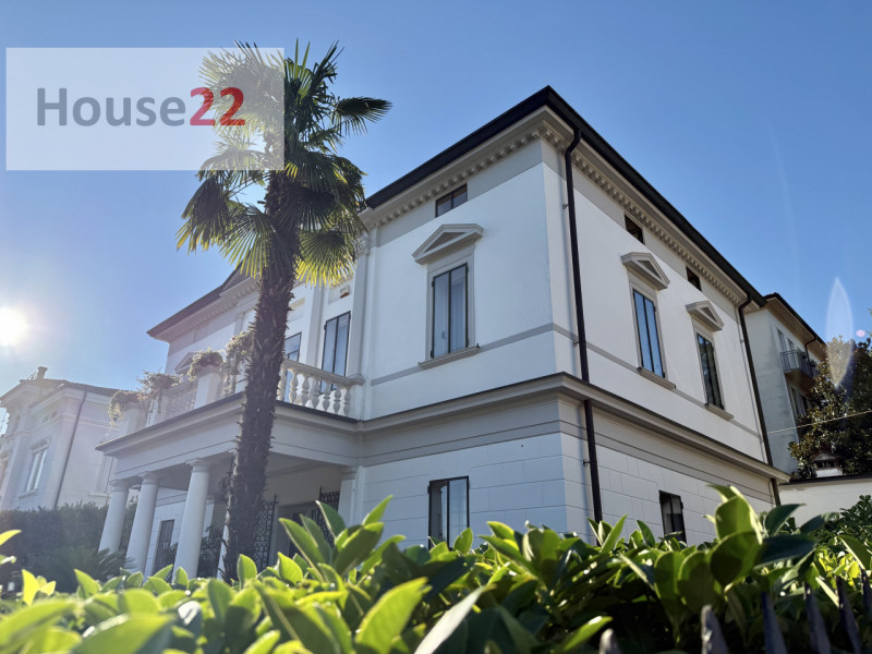 VICENZA CENTRO. Straordinaria VILLA in stile Neo Classico situata nel cuore di Vicenza, nella pre...