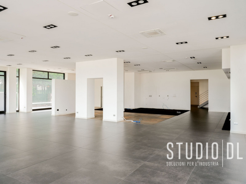 Proponiamo in vendita un negozio commerciale con una superficie generosa di 1168 all'interno di u...