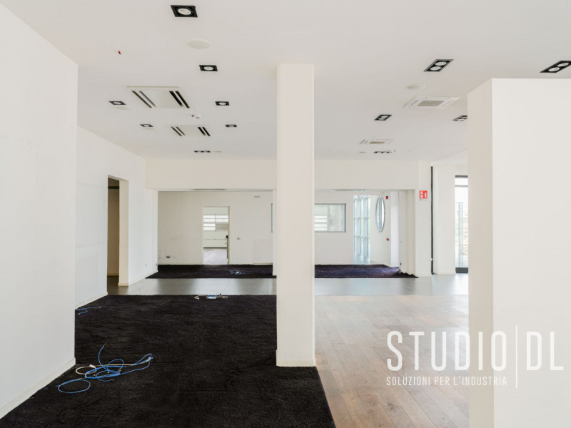 Proponiamo in vendita un negozio commerciale con una superficie generosa di 1168 all'interno di u...