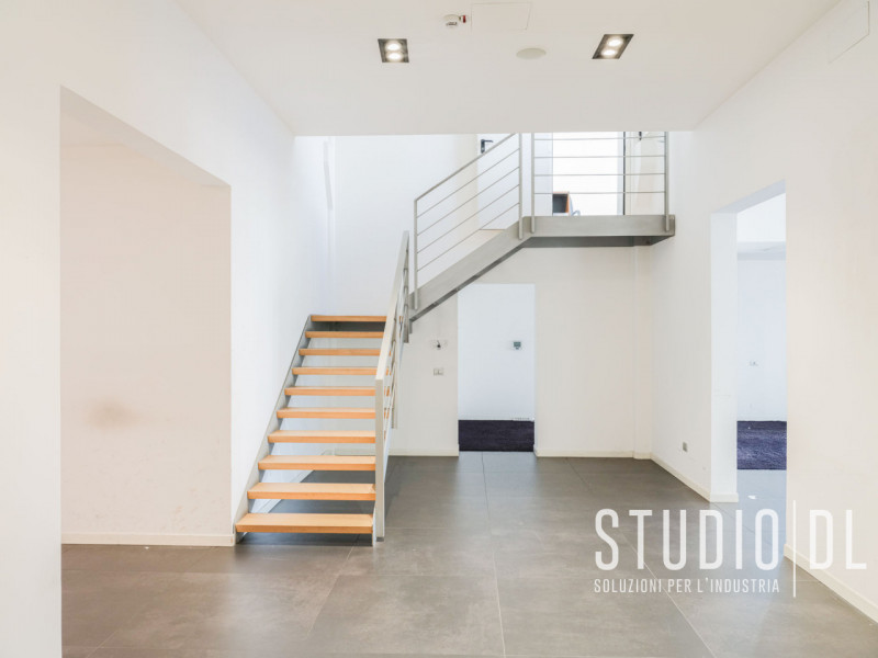 Proponiamo in vendita un negozio commerciale con una superficie generosa di 1168 all'interno di u...