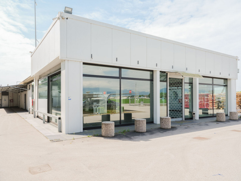 Scopri un'opportunità unica di investimento nel cuore di Sandrigo! Proponiamo in vendita un negoz...