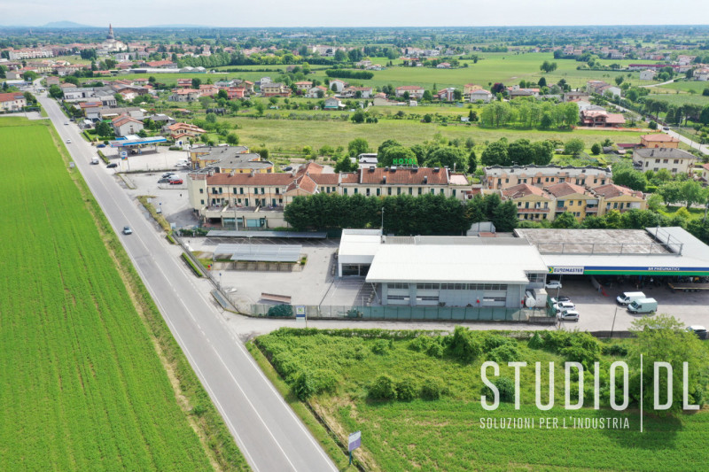 Proponiamo in vendita un negozio commerciale con una superficie generosa di 1168 all'interno di u...