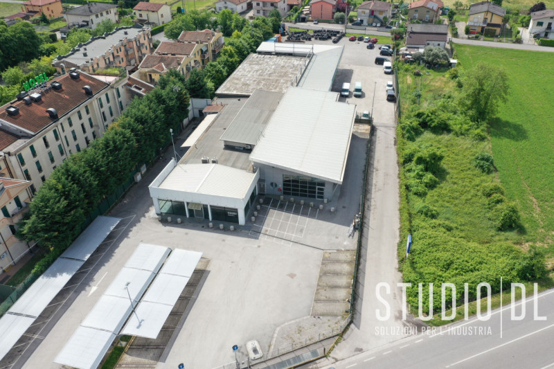 Proponiamo in vendita un negozio commerciale con una superficie generosa di 1168 all'interno di u...