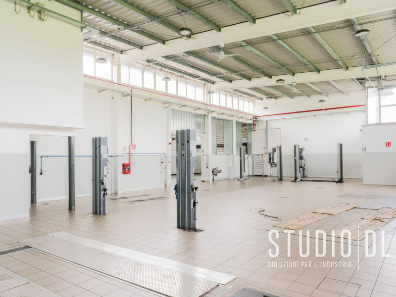 Proponiamo in vendita un negozio commerciale con una superficie generosa di 1168 all'interno di u...