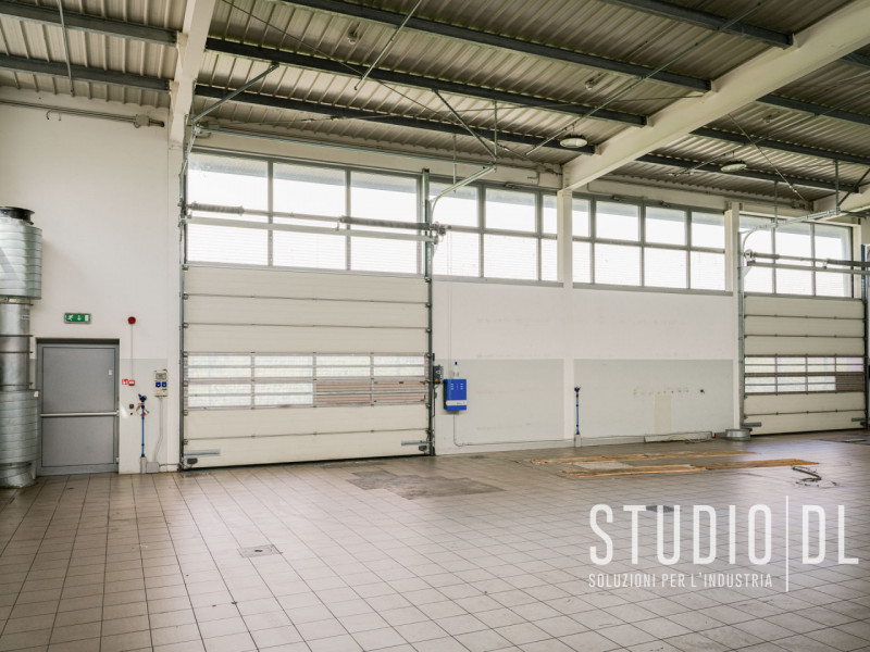 Proponiamo in vendita un negozio commerciale con una superficie generosa di 1168 all'interno di u...