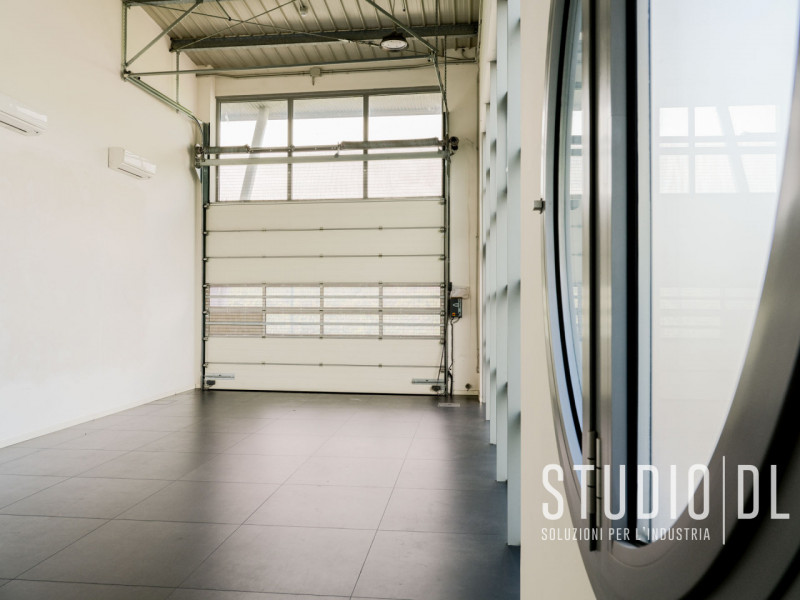 Proponiamo in vendita un negozio commerciale con una superficie generosa di 1168 all'interno di u...