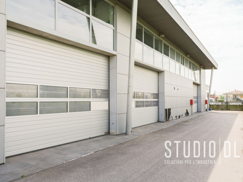 Proponiamo in vendita un negozio commerciale con una superficie generosa di 1168 all'interno di u...