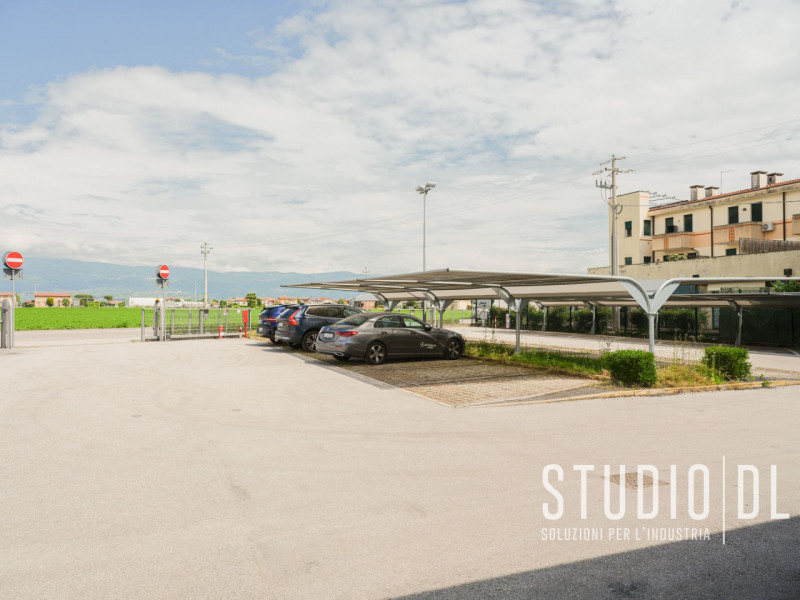 Scopri un'opportunità unica di investimento nel cuore di Sandrigo! Proponiamo in vendita un negoz...