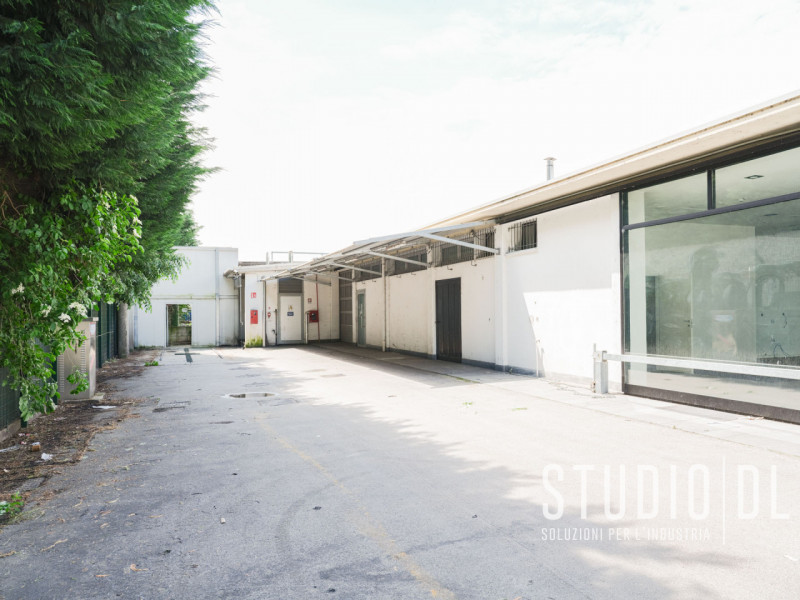 Proponiamo in vendita un negozio commerciale con una superficie generosa di 1168 all'interno di u...