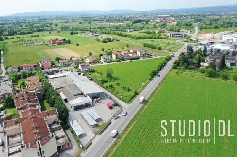 Proponiamo in vendita un negozio commerciale con una superficie generosa di 1168 all'interno di u...