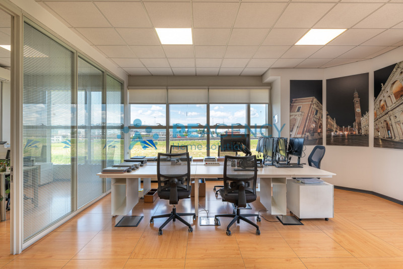 VICENZA - ZONA FIERA In via dell’Edilizia 19, nel cuore del business district di Vicenza, a ridos...