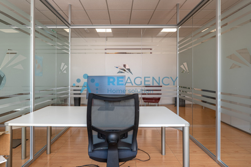 VICENZA - ZONA FIERA In via dell’Edilizia 19, nel cuore del business district di Vicenza, a ridos...