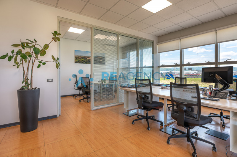 VICENZA - ZONA FIERA In via dell’Edilizia 19, nel cuore del business district di Vicenza, a ridos...