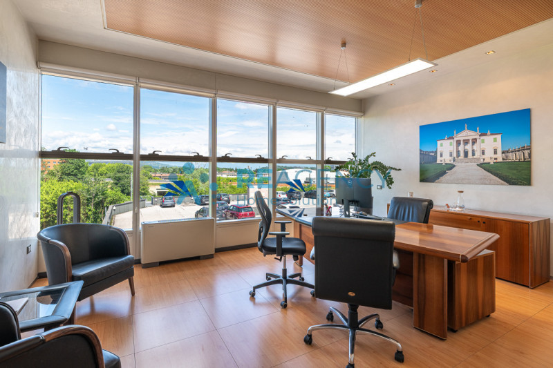 VICENZA - ZONA FIERA In via dell’Edilizia 19, nel cuore del business district di Vicenza, a ridos...