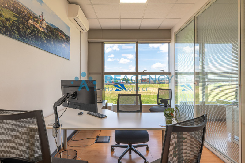 VICENZA - ZONA FIERA In via dell’Edilizia 19, nel cuore del business district di Vicenza, a ridos...