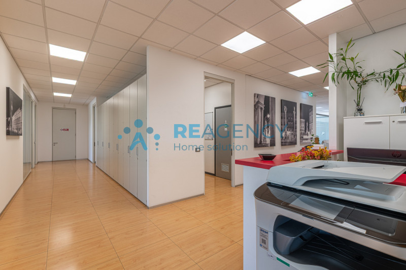 VICENZA - ZONA FIERA In via dell’Edilizia 19, nel cuore del business district di Vicenza, a ridos...