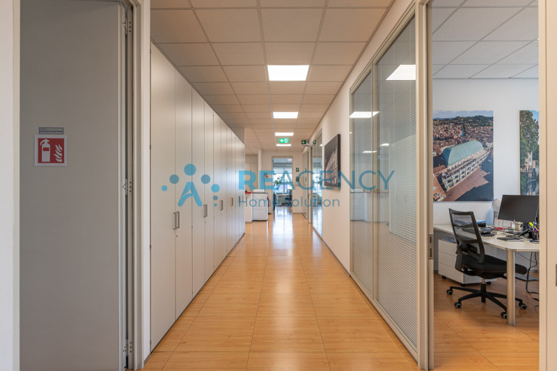 VICENZA - ZONA FIERA In via dell’Edilizia 19, nel cuore del business district di Vicenza, a ridos...