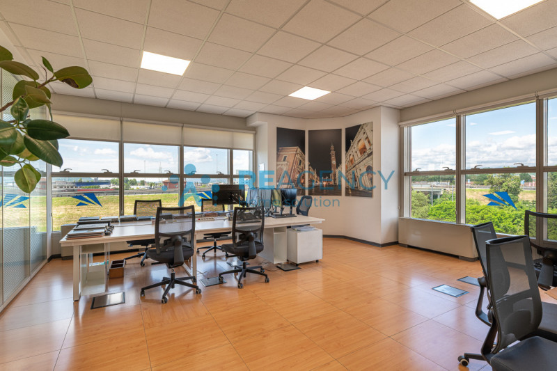 VICENZA - ZONA FIERA In via dell’Edilizia 19, nel cuore del business district di Vicenza, a ridos...