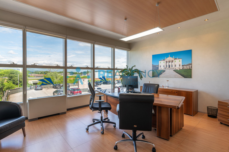 VICENZA - ZONA FIERA In via dell’Edilizia 19, nel cuore del business district di Vicenza, a ridos...