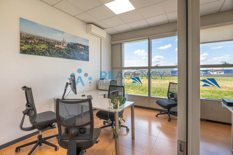 VICENZA - ZONA FIERA In via dell’Edilizia 19, nel cuore del business district di Vicenza, a ridos...