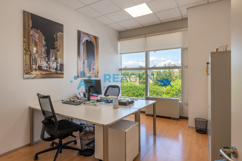 VICENZA - ZONA FIERA In via dell’Edilizia 19, nel cuore del business district di Vicenza, a ridos...