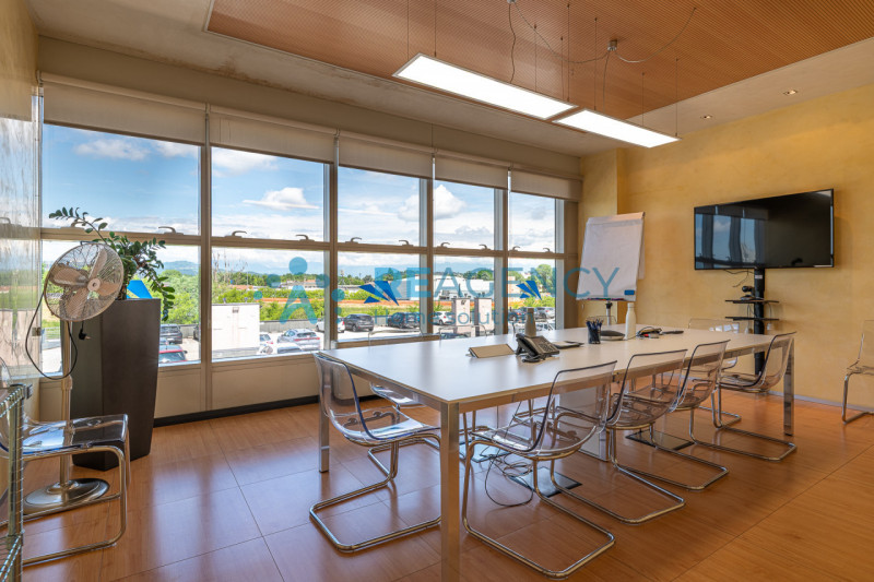 VICENZA - ZONA FIERA In via dell’Edilizia 19, nel cuore del business district di Vicenza, a ridos...