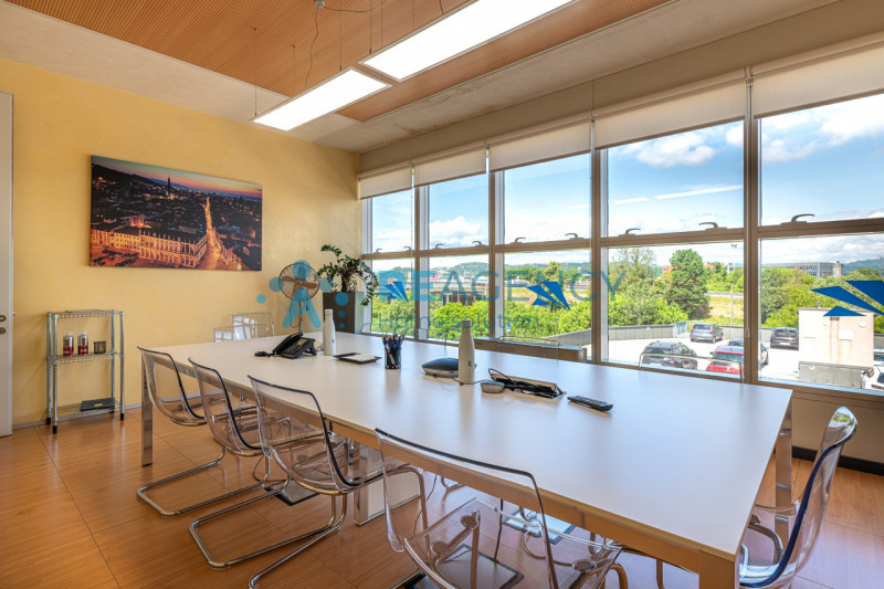 VICENZA - ZONA FIERA In via dell’Edilizia 19, nel cuore del business district di Vicenza, a ridos...