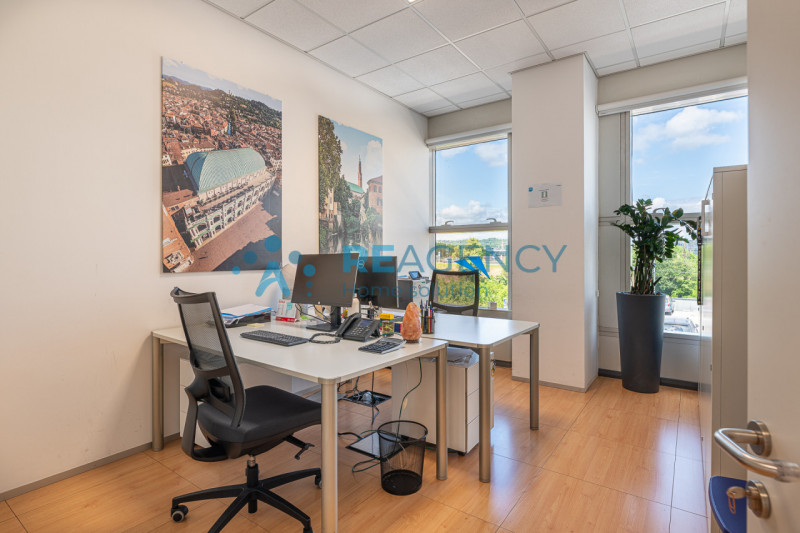 VICENZA - ZONA FIERA In via dell’Edilizia 19, nel cuore del business district di Vicenza, a ridos...