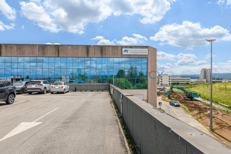 VICENZA - ZONA FIERA In via dell’Edilizia 19, nel cuore del business district di Vicenza, a ridos...