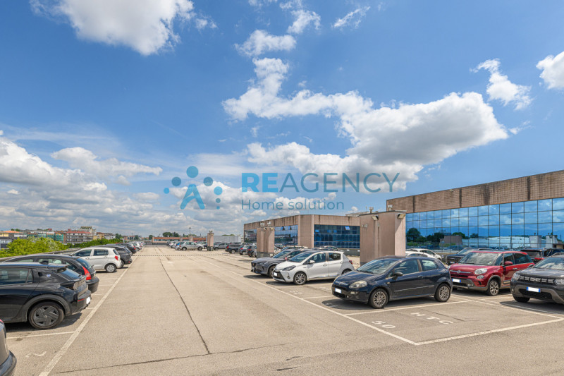 VICENZA - ZONA FIERA In via dell’Edilizia 19, nel cuore del business district di Vicenza, a ridos...