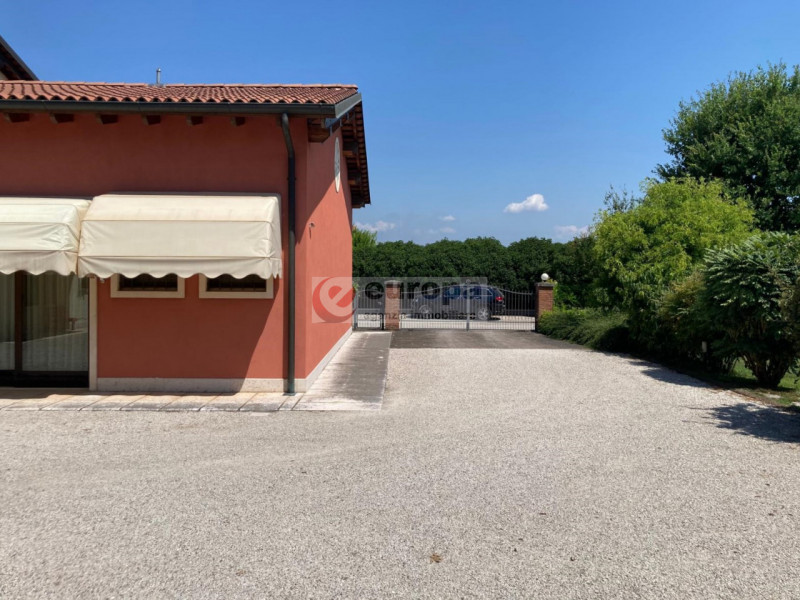 BOLZANO VICENTINO (VI) circondata da un ambiente agreste proponiamo in vendita porzione di rustic...