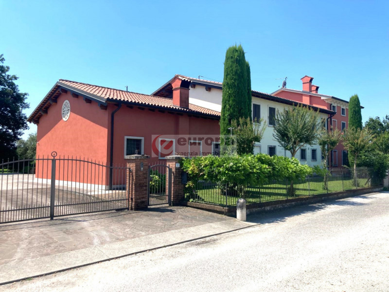 BOLZANO VICENTINO (VI) circondata da un ambiente agreste proponiamo in vendita porzione di rustic...