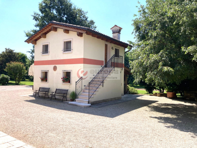 BOLZANO VICENTINO (VI) circondata da un ambiente agreste proponiamo in vendita porzione di rustic...