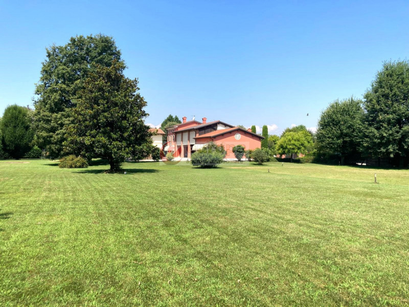 BOLZANO VICENTINO (VI) circondata da un ambiente agreste proponiamo in vendita porzione di rustic...