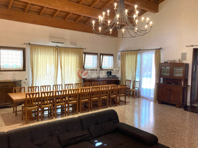 BOLZANO VICENTINO (VI) circondata da un ambiente agreste proponiamo in vendita porzione di rustic...